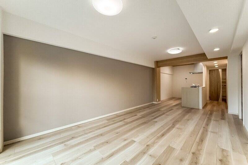 内装はグレーのクロスがアクセントになったシンプルなデザイン。手前をリビング、奥をダイニングとして使うのがよさそう。