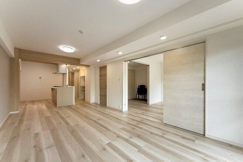 再びLDKへ戻ってきました。隣接する洋室Aをチェックしたあと、残るふたつの居室も見ていきましょう。