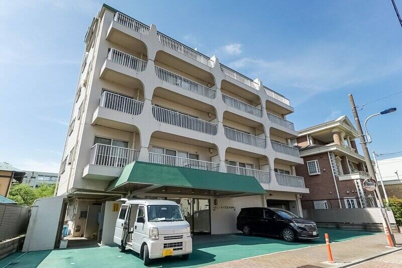 「王子」駅から「音無親水公園」を通り、お寺の厳かな佇まいを横目に歩くこと徒歩6分。レトロな外観が可愛らしいマンションに到着しました。墓地に隣接していますが、日々の動線上にある一方で、住戸からは視界に入らないため、日常の中では意識せずに過ごせそうですよ。