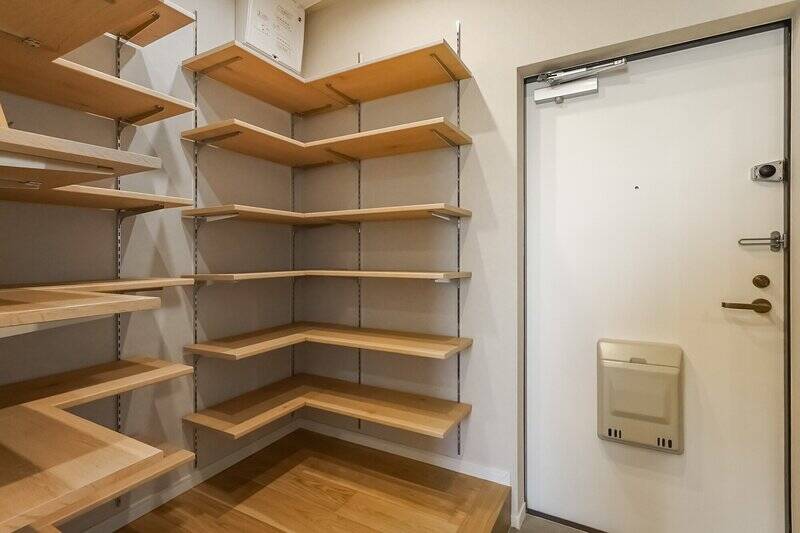 玄関に入って右手には、可動棚がコの字型に設置されたオープン収納があります。この収納力はありがたいですね！ それだけでなく、靴に合わせて棚の高さを変えられるところもGOODポイント。