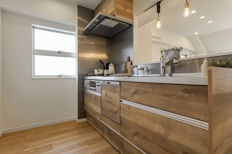 ペニンシュラ型の対面キッチンには、食洗機と浄水器一体型水栓が備わっています。西側に窓が付いているので、調理中の匂いもスムーズに換気できそうですね。