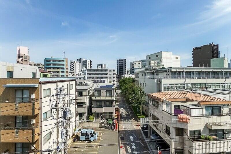 高い建物はないので、空が広く見えますね。住宅街に立地するので、騒音もなく穏やかな空気が流れています。