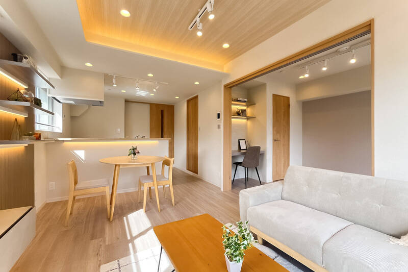 窓を背にしてもう一枚。こちらは、隣接する洋室の引き戸を開けたカットです。