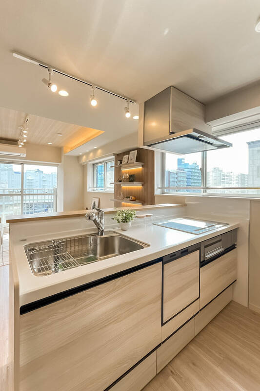 キッチンは対面式のオープンタイプ。IHクッキングヒーターと食洗機付きです。