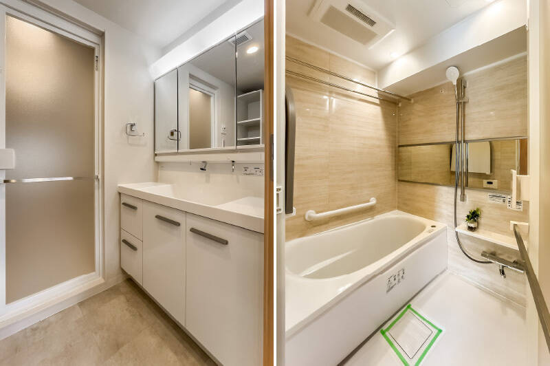 <p><b>左・</b>三面鏡付きの洗面台。／<b>右・</b>ユニットバスは1317サイズで、浴室乾燥機・追焚き機能付き。落ち着いたトーンのパネルがリラックスタイムを誘います。</p>