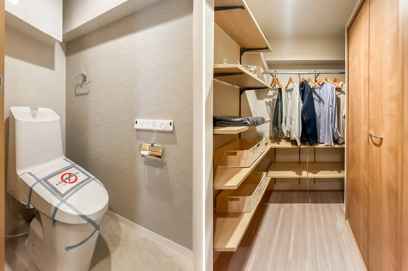 <b>左・</b>トイレは廊下からアクセスする間取りです。／<b>右・</b>廊下にもWICを設置済み。右手の扉の中は電気温水器です。