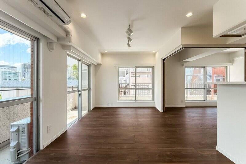 LDKは東と南の二面採光。カーテンを開けていても視線を気にすることなく、開放的な暮らしを送れそうです。