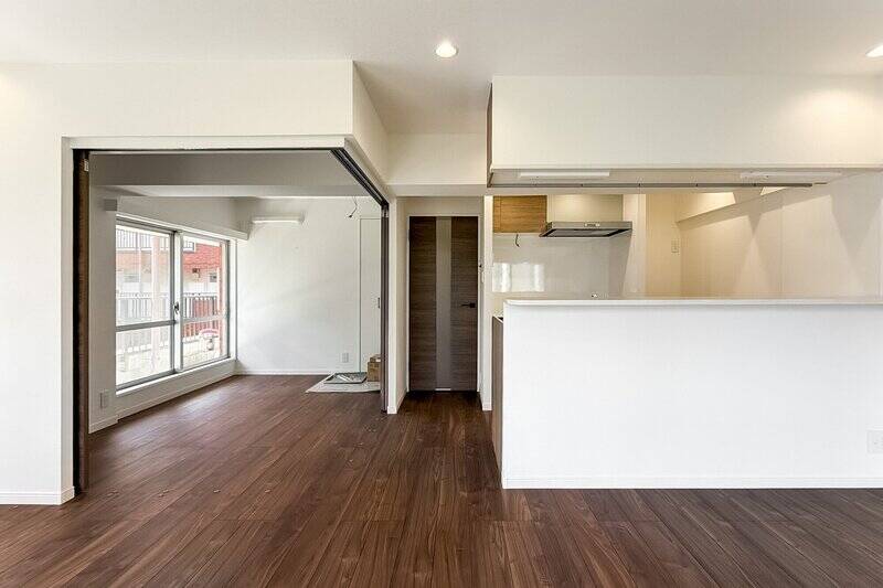 LDKには、引き戸で仕切られた約4.6帖の洋室Aが隣接しています。こんなふうに扉を開け放てば、約18.4帖の広々とした空間として使うこともできる可変性の高い間取りです。