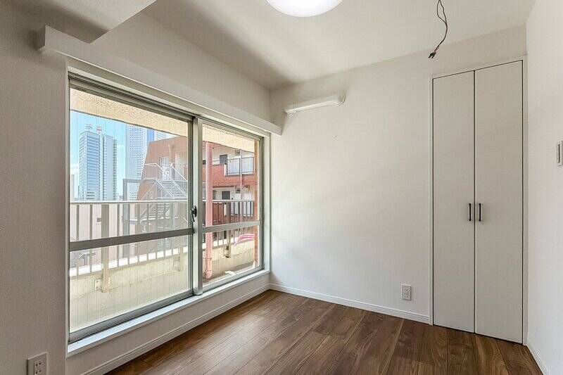 洋室Aはコンパクトなクローゼット付き。エアコンの先行配管済みで、個室としても使いやすい空間です。