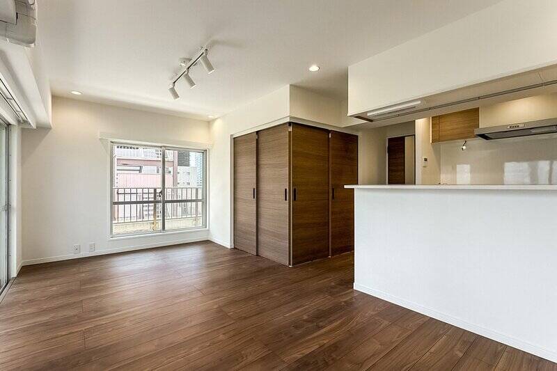 引き戸を閉めたパターンのLDK。建具が空間に馴染んでいて、閉めても開放感は保たれています。