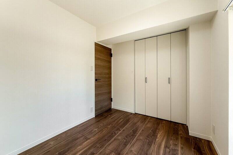 クローゼットが備わっており、プライベートな寝室として落ち着いた時間を過ごせます。