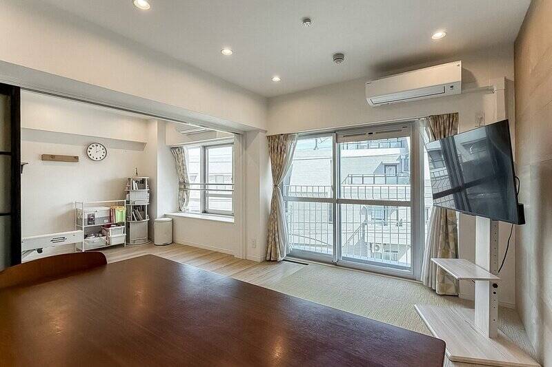 洋室Aの引き戸を開放すると、約18.2帖の空間に。南東側のふたつの窓から、明るい光が差し込みます。