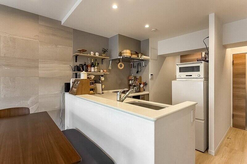 キッチンはL型の対面式です。ダイニングテーブルを正面に置けば、お料理のサーブがラクラク。家族とのコミュニケーションも取りやすいですね。