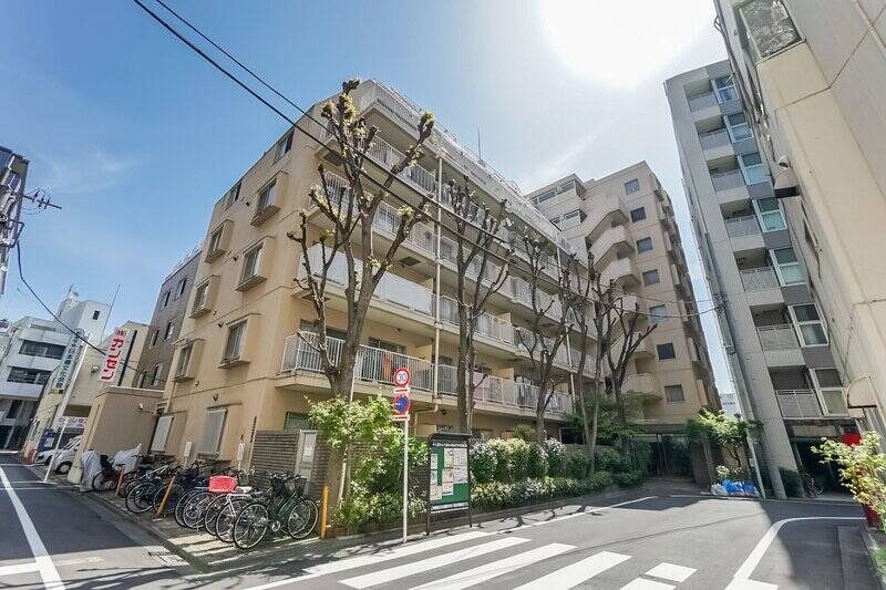 1979年竣工・総戸数50戸。大通りから一歩入った立地に佇みます。対象住戸は7階部分、専有面積<b>約80㎡</b>とゆとりがあり、<b>ルーフバルコニー付き</b>です！