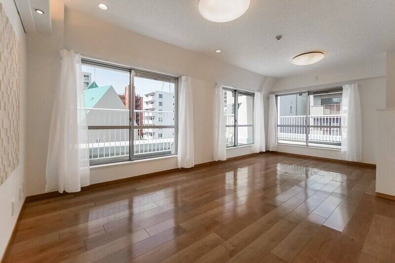 約13.5帖のLDKは、南西・北西の二面採光。どちらの面にもバルコニーがあり、外に出ることができます。