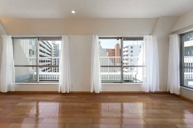 周囲に建物はありますが、7階まで上がると視界がほどよくひらけ、空を感じられます。