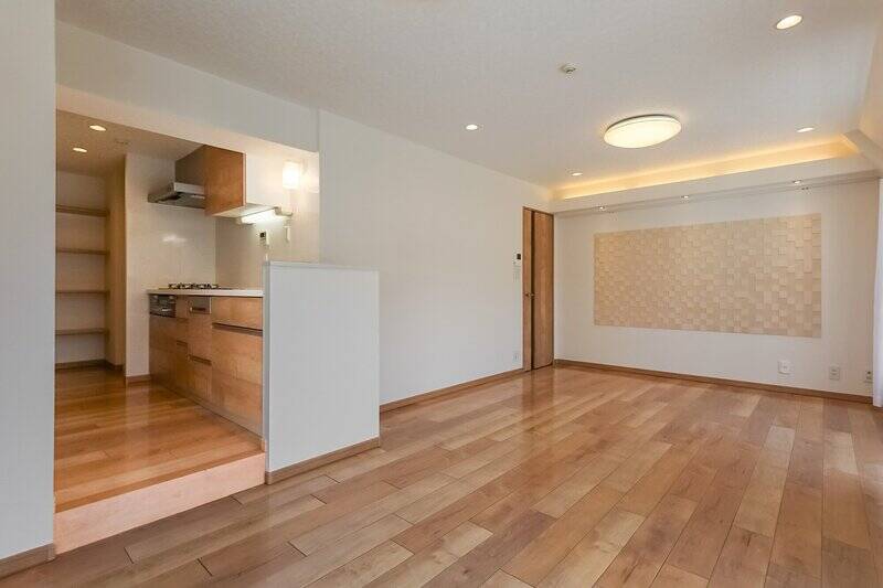 凹凸のあるアクセントウォールに加え、下がり天井に仕込まれた間接照明が、空間に表情を与えています。