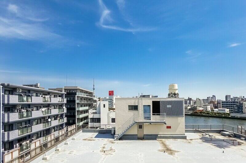 こちらからは「隅田川」とともに「東京スカイツリー」も楽しめます。日々変わるライトアップを眺めるのが日課になりそう。