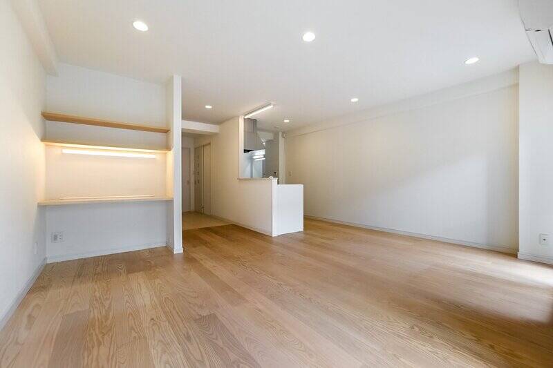 壁際のワークスペースが目を惹くLDK。廊下奥の床の切り替わりや、キッチン袖壁の張り出しなど、リズムのある空間です。