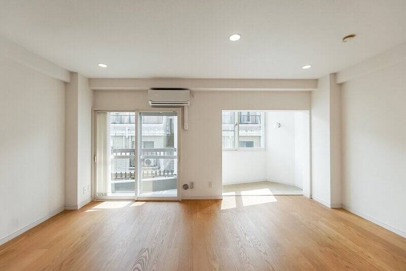 南西向きの窓際には、光がたまるタイル貼りのサンルームが。<b>二重サッシ仕様</b>で、断熱性や遮音性にも配慮されています。