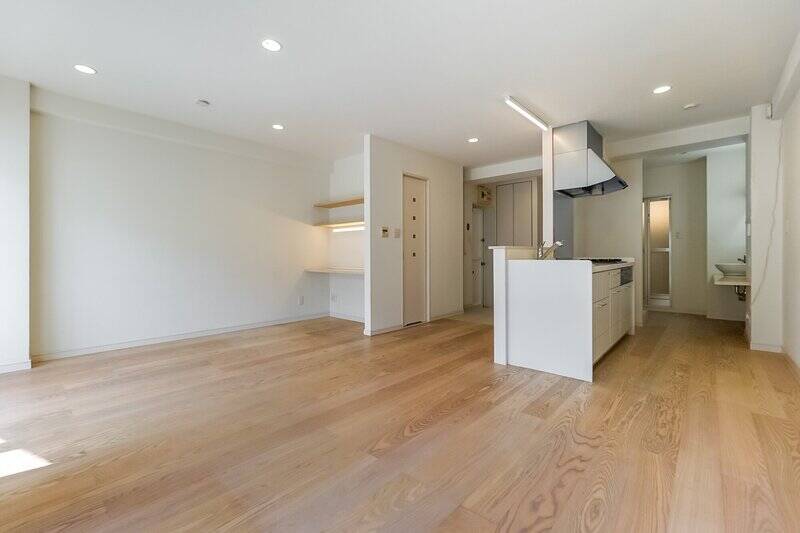 <p>LDKから玄関まわりや水まわりへは仕切りがなく、空間が伸びやかに広がります。</p>