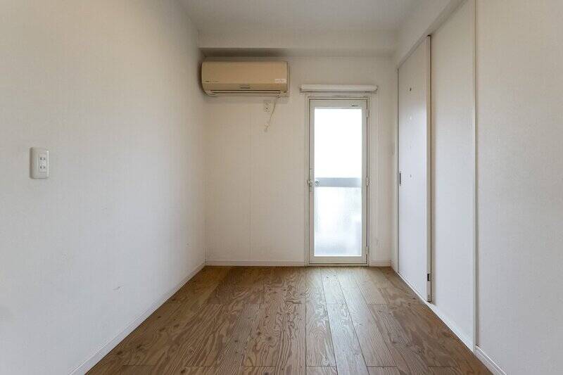 シンプルな形状の洋室。正面のドアは北東向きのバルコニーに面しています。