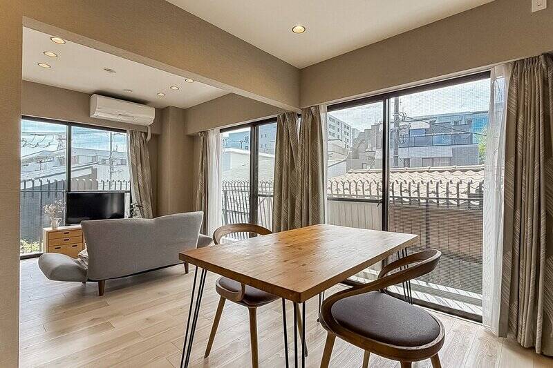 LDKは約12.3帖。掃き出し窓が南側にふたつ、東側にひとつあり、日当たりが良好です◎