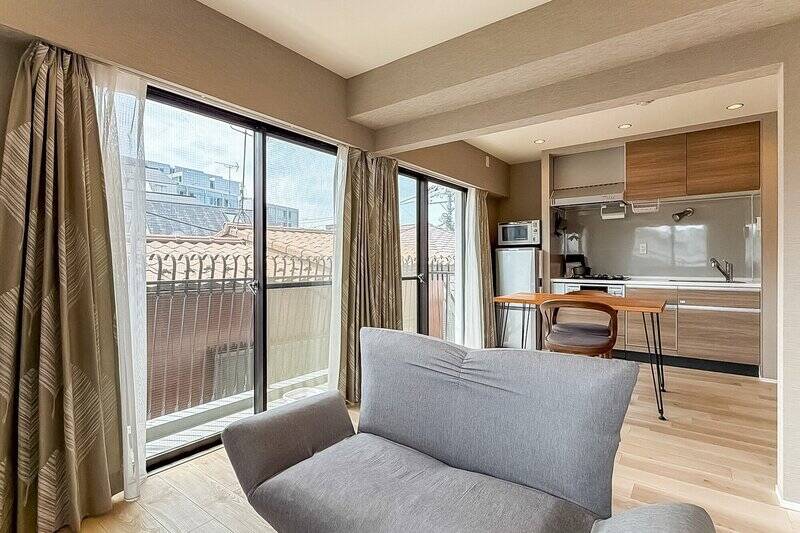 壁と梁はベージュ系のクロスで落ち着いた印象。