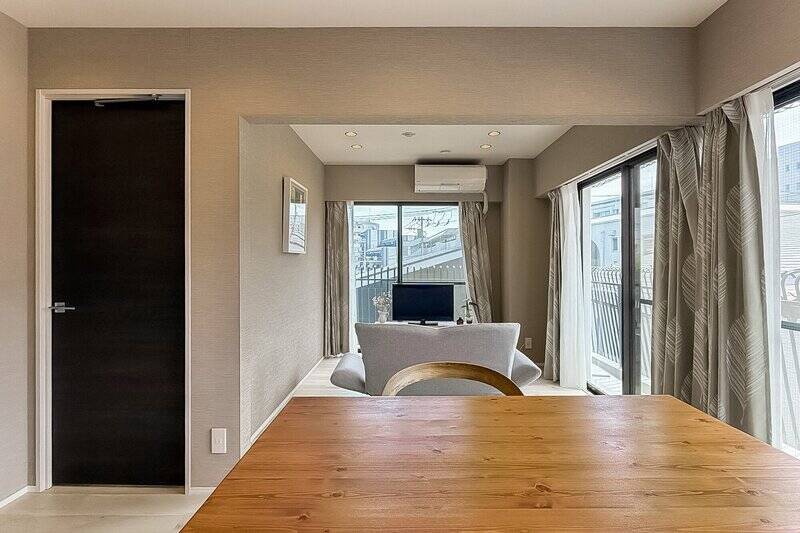 左手の扉から洋室へとアクセスできます。