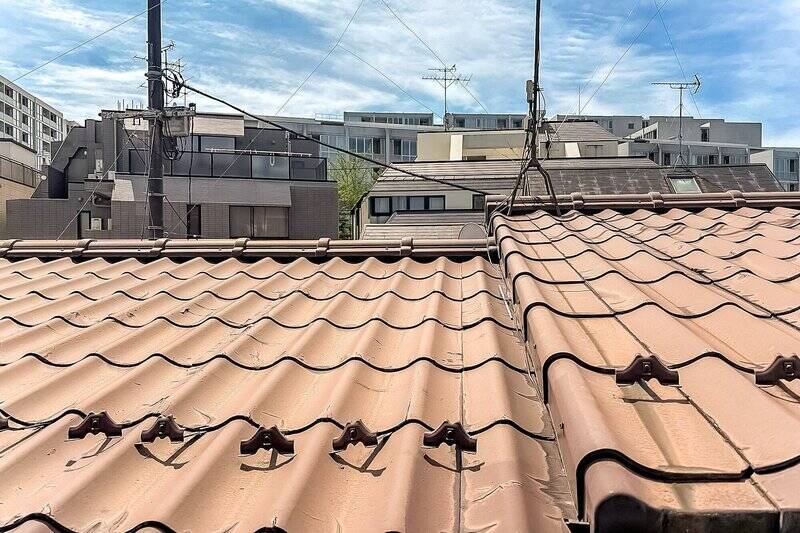 南側バルコニーからの眺望。4階に所在する住戸のため正面は低層住宅の屋根ですが、日当たりは良好です。