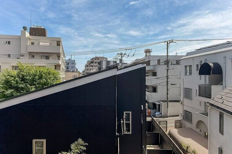 東側バルコニーの眺望。共同住宅の壁が見えますが視線が気になることはなさそうです。