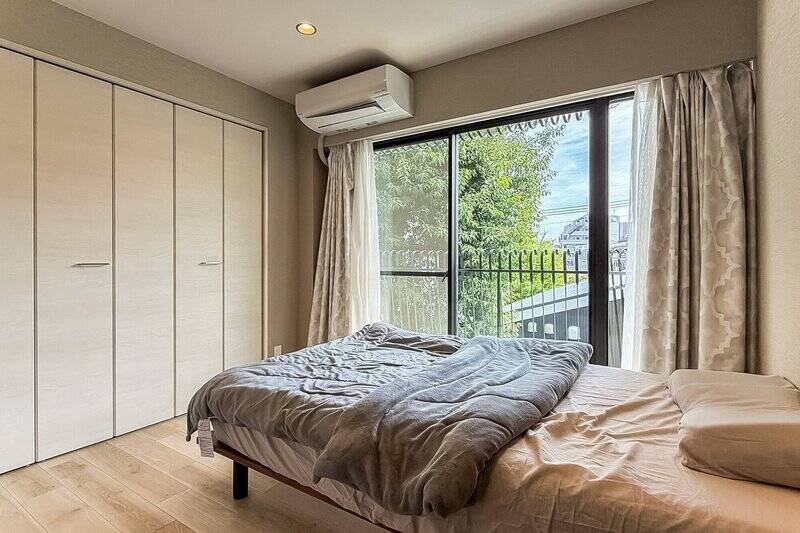 洋室にも掃き出し窓が備わっていて明るい空間。グリーンも見え、気持ちよく目覚めることができそうですね。