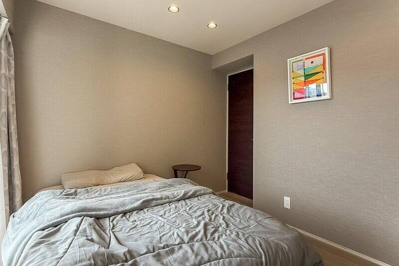 シンプルな内装なので、売主さまのように色味があるアートを飾るとグッと印象が明るく変わります。