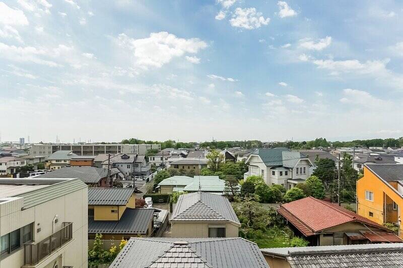 南西向きのバルコニー。周辺は低層の住宅が多いため、開放的な眺望が手に入れられます。晴れた日はカーテンを開けて過ごすと気持ちよさそう......！