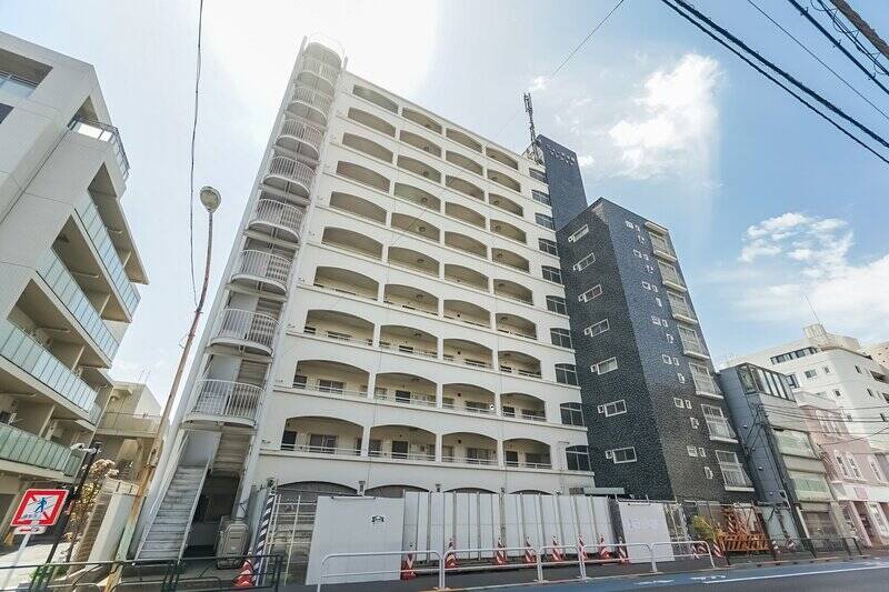 JR中央線・京王井の頭線「吉祥寺」駅から徒歩7分の場所に位置する、1969年竣工のマンション。レトロな雰囲気漂う外観が目を惹きます。管理員さんは週5日、8:00〜15:00で勤務されています。