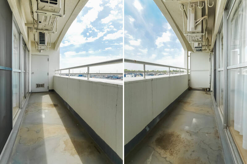 物干し金具は付いていますが、室外機に干渉する構造です。バルコニーで物干しする際は、物干し台の利用をご検討ください。