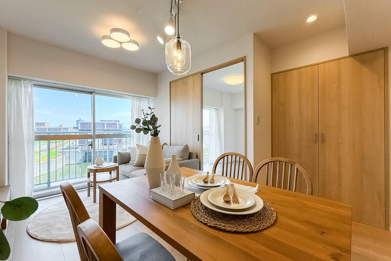 両開き戸の中は収納スペース。ご家族兼用の細々したものをしまえそう。