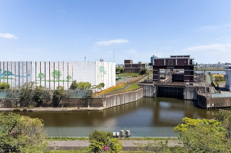 正面右手に見えているのは「荒川ロックゲート」。水位が異なる荒川と旧中川の間を船が通行できるようにするための施設なんだそう！ 左手にはポンプ場がありますが、高い塀で目隠しされているためそこまで気になりません。