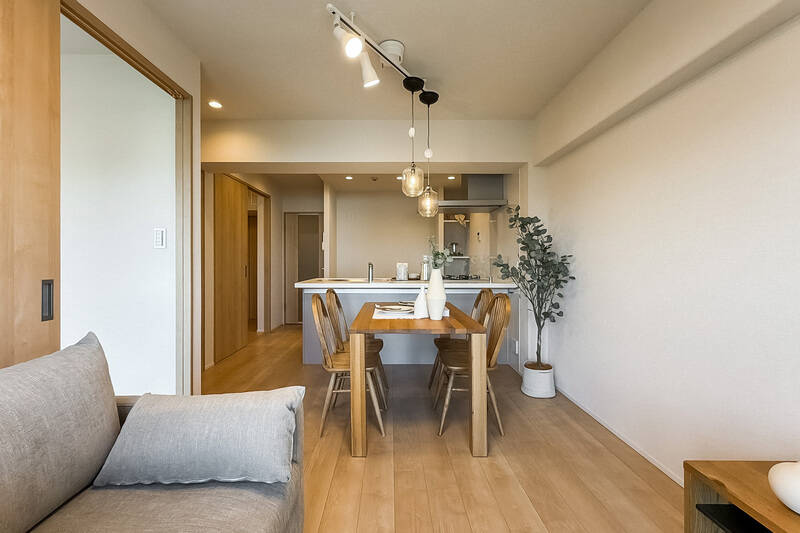 約12帖のうち通路部分も含まれるので、リビングダイニング（LD）自体はキュッとコンパクトな印象です。