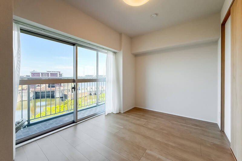 LDKと同じくバルコニーに面する東向きの居室。サッシが大きく開放的です。