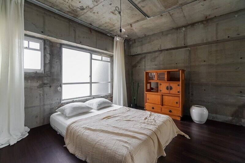 うーん、なんだかオシャレな映画に出てきそうな空間ですね〜。取材時は電気が点かない状態でしたが、北東向きの窓から入る自然光で十分明るいと感じましたよ。