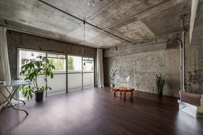 やって来ました。南西向きのリビングスペースです。躯体現しのラフな質感を自然光がまんべんなく照らして、これまたドラマが始まりそうな空間ですね。