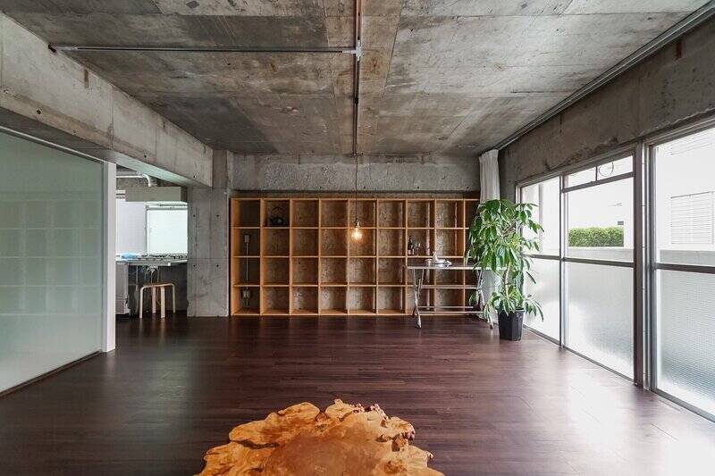 壁の一面には、ジャストサイズに造作されたオープンシェルフが設置されています。書籍やレコード盤、ボトルなど、住み手の個性を象徴するようなディスプレイにしたいですね♡