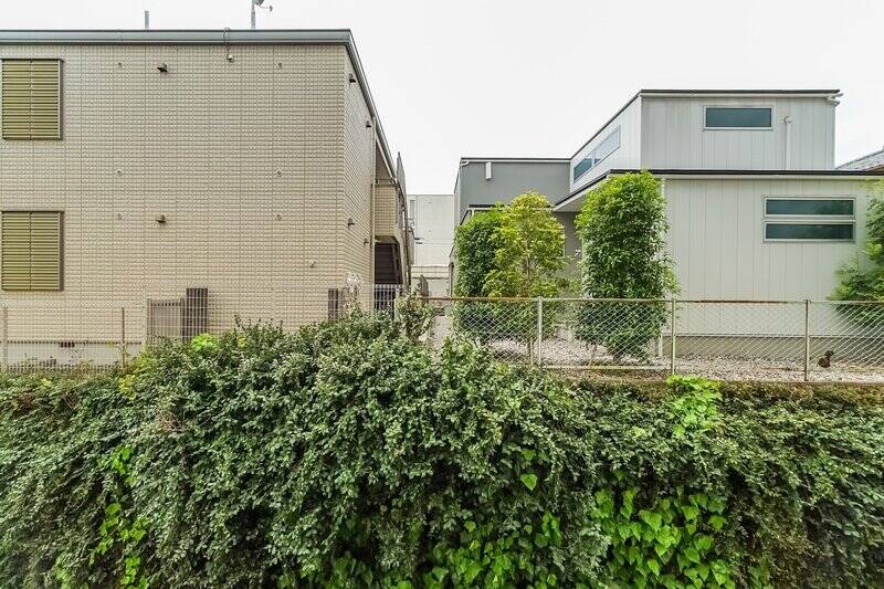 お向かいの建物とはだいぶ距離が取れており、こちらを向いたバルコニーなども無いため、視線に神経質になる必要はなさそう。現在地は3階ですが、ほぼ正面の高さにお向かいの地面があります。