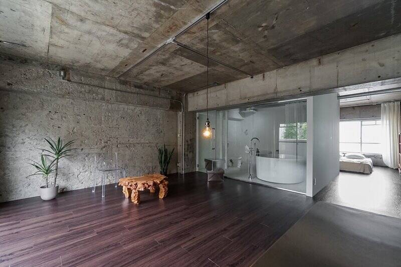 この角度だと、間取りがよく見渡せます。大空間の真ん中にポコッと挿入されたホワイトキューブのような空間が、ベッドスペースとリビングスペースを効率的にゾーニングしているんですね。