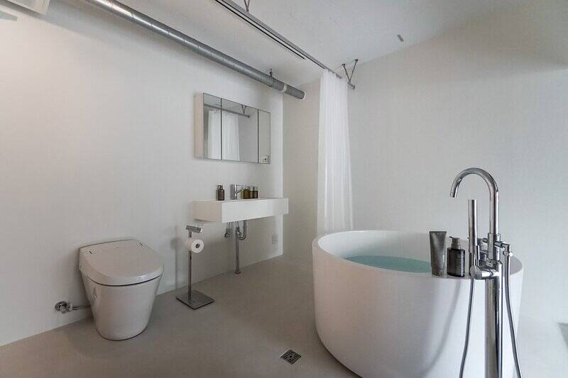 なんと中は、海外風にバス・トイレ・洗面が一体となった水まわりでした。滑らかな塗装で仕上げられた床面が気持ちいい……ちなみに、画角に収まっていませんが、トイレの左手には洗濯機置き場もあります。