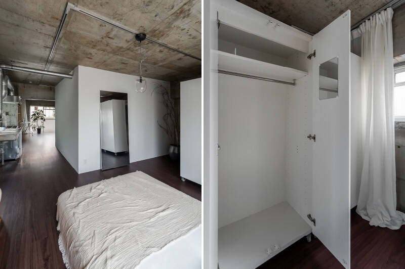 <b>左・</b>ベッドスペースはそのまま奥のリビングへと続いており、その間に壁付けタイプのキッチンが。右手の鏡には、仕切りがわりの可動式収納が映っていますね。／<b>右・</b>真っ白な収納は奥行きが深く、キャスター付きです。このディスプレイでは、ふたつのうち片方が玄関、片方が寝室向きに配置されていました。