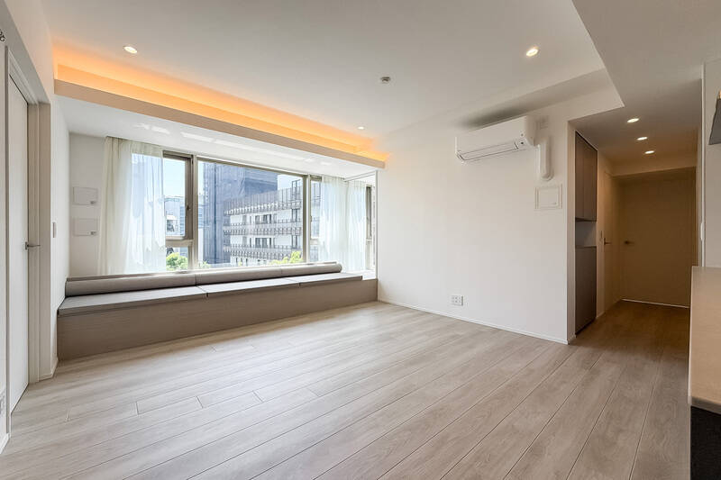 視線を釘付けにするのは横長の窓と、その下に造作されたソファ。 日当たりがよくポカポカと心地よい空間。リビングダイニング（LD）には床暖房も備わっています。