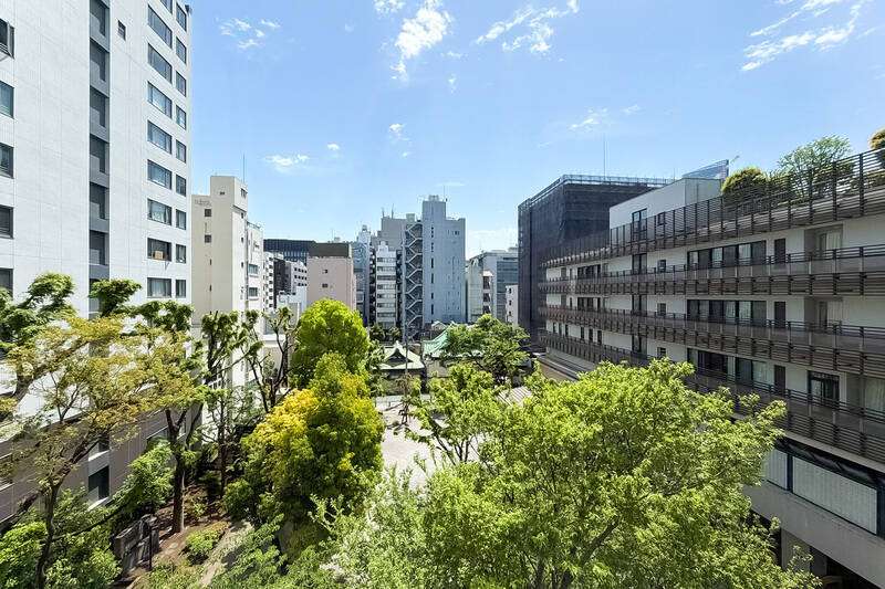 周囲は当然ながらビルに囲まれていますが、恵まれたことに目の前には「十思（じっし）公園」が。