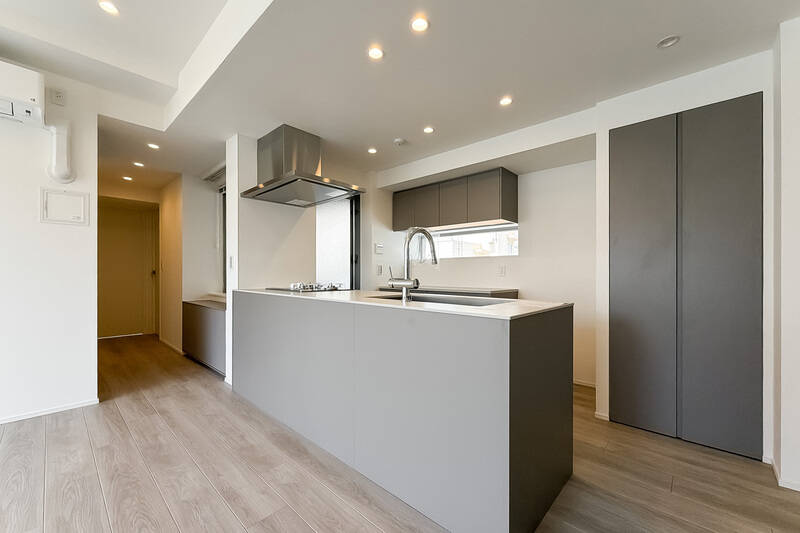 背面のカップボードの間にも窓があるのがポイント。右手の両開き戸の中はパントリーとしても使えそうな収納です。